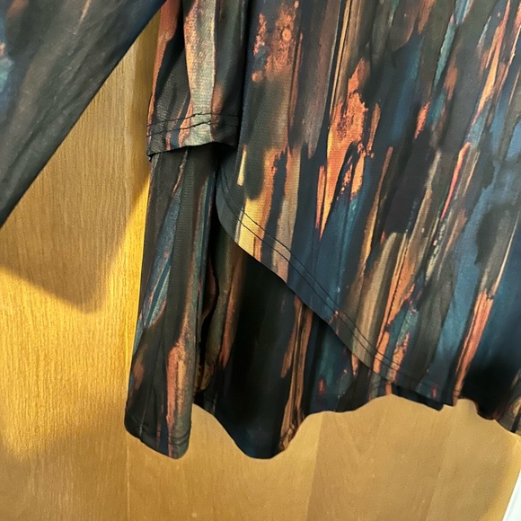 Gorgeous Pyramid Collection Tunic - Picture 4 of 6